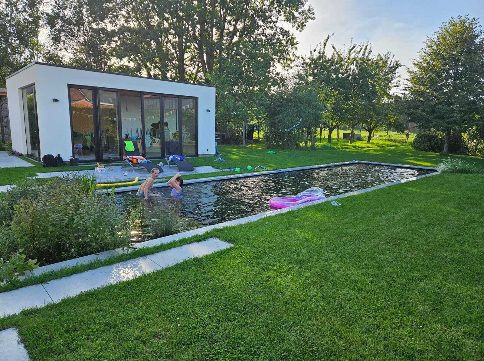 Huis omringd door twee bomen.